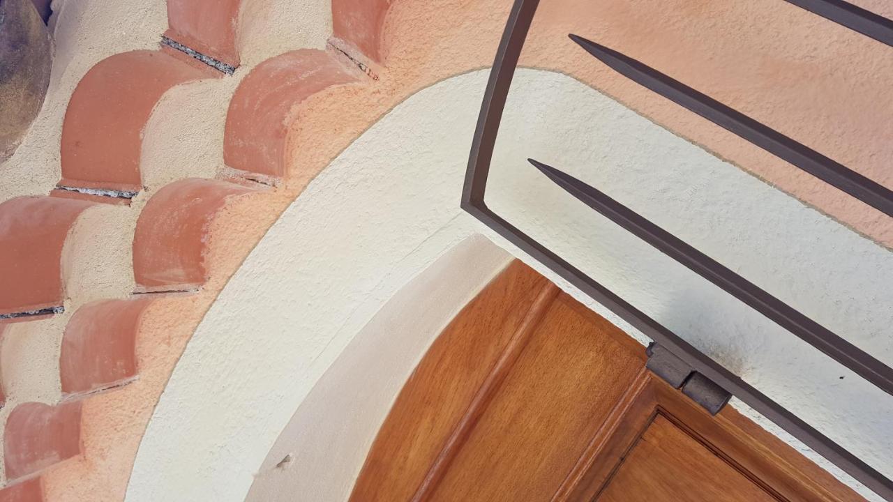 Pierres Blanches Bed & Breakfast Cotignac Exterior photo